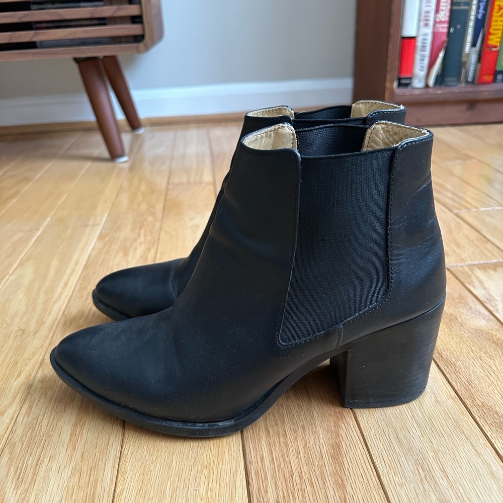 Heeled Chelsea commuter boots black